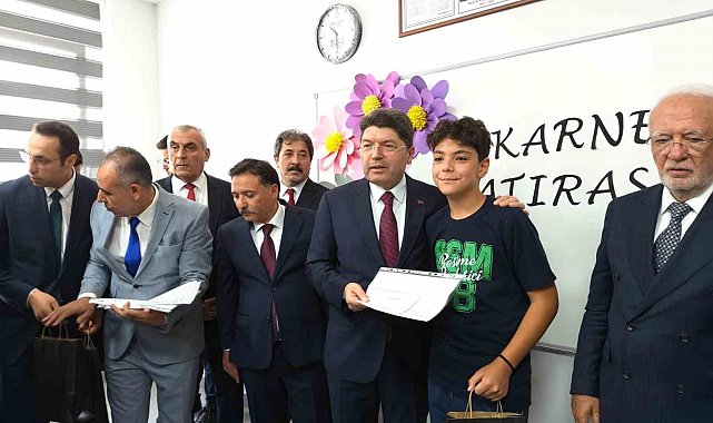 Bakan Tunç, çocukların karne heyecanına ortak oldu