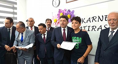 Bakan Tunç, çocukların karne heyecanına ortak oldu