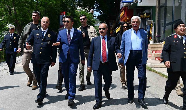 Bakan Yardımcısı Aktaş ve Vali Aygöl, vatandaşlarla bayramlaştı