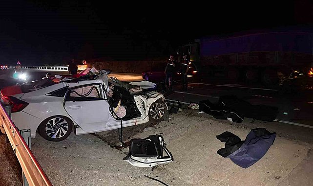Balıkesir'de arefe günü kazayla başladı: Kamyona çarpan otomobilde 2 kişi hayatını kaybetti