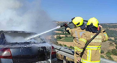 Balıkesir'de otomobil otoyolda yandı