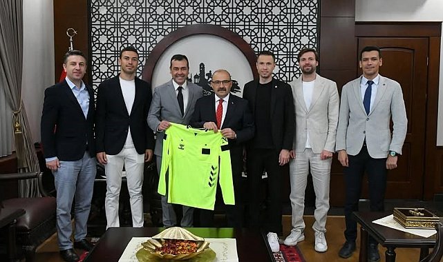 Balıkesirli Süper Lig hakemleri ve gözlemciler Vali Ustaoğlu'nu ziyaret etti