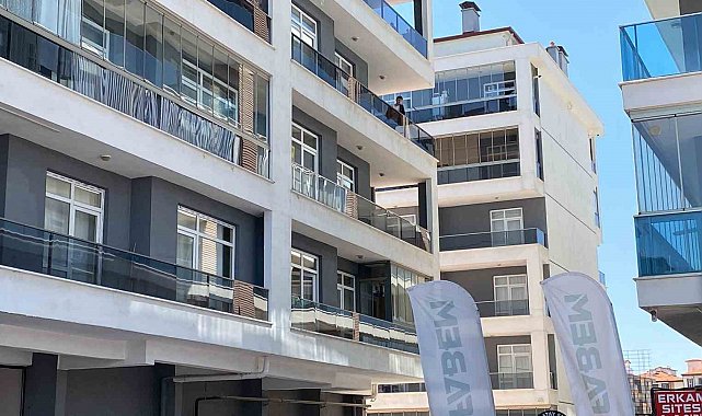 Balkona çıkıp bıçakla kendini yaraladı