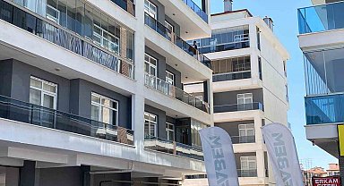 Balkona çıkıp bıçakla kendini yaraladı