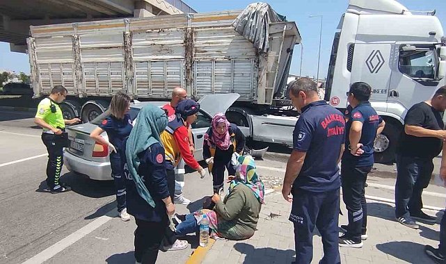 Bandırma'da otomobil ile çekici böyle çarpıştı: 2 yaralı