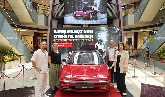 Barış Manço'nun kırmızı spor otomobili ziyaretçileriyle buluştu
