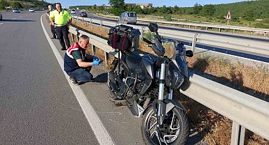 Bariyere çarpan motosiklet 400 metre sürüklendi, sürücü hayatını kaybetti: Kaza anı kamerada