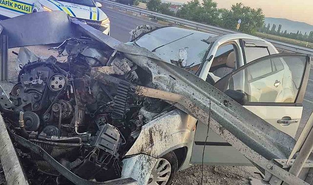 Bariyere çarpan otomobil hurdaya döndü