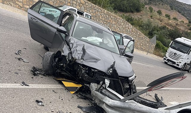 Bariyerlere çarpan otomobildeki 8 kişi yaralandı