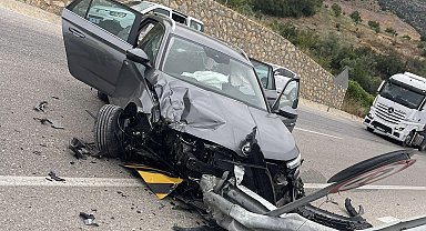 Bariyerlere çarpan otomobildeki 8 kişi yaralandı