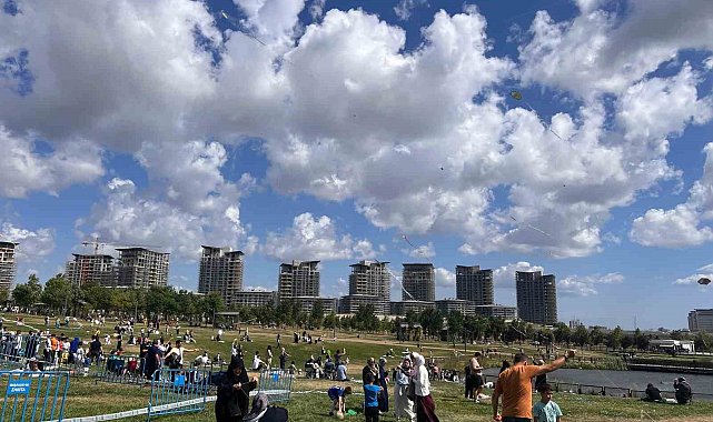 Başakşehir'de gökyüzü uçurtmalarla renklendi