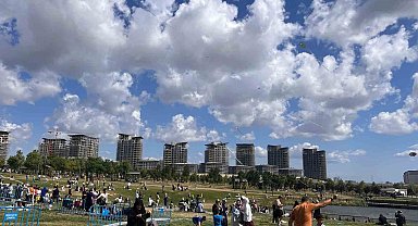 Başakşehir'de gökyüzü uçurtmalarla renklendi