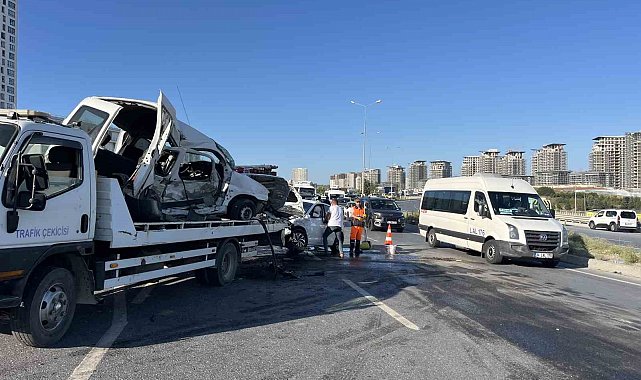 Başakşehir'de hafif ticari araç, karşı yöndeki otomobile çarptı: 1'i ağır 2 yaralı