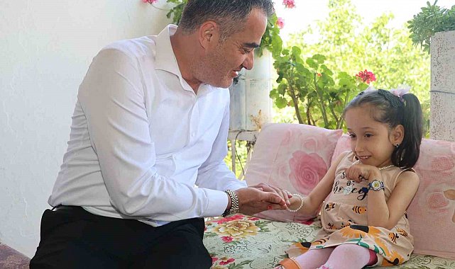 Başkan Arıcı minik Efsa'ya akülü tekerlekli sandalye hediye etti
