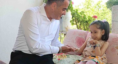 Başkan Arıcı minik Efsa'ya akülü tekerlekli sandalye hediye etti