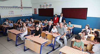 Başkan Bozbey, öğrencilerin karne sevincine ortak oldu