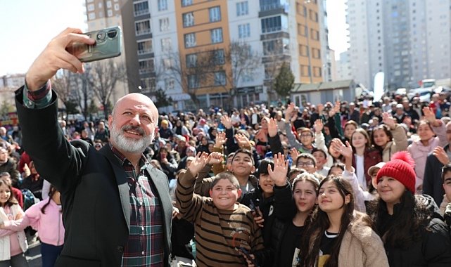 Başkan Çolakbayrakdar: "Evlatlarımızın geleceğine ışık tutuyoruz"