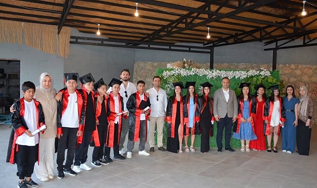 Başkan Dilsiz, mezuniyet töreninde öğrencilerin sevincine ortak oldu