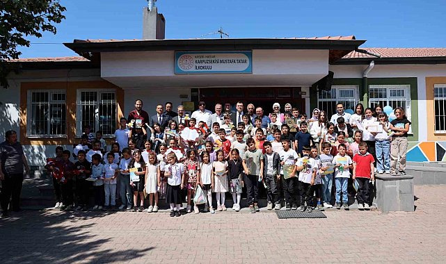 Başkan Özdoğan, öğrencilerin karne heyecanına ortak oldu
