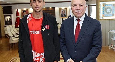 Başkan Sekmen şampiyon atleti kutladı