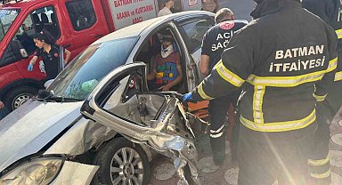 Batman'da otomobillerin çarpışması sonucu sıkışan sürücü kurtarıldı