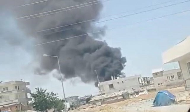 Batman'da şantiye bahçesinde plastik malzemeler yandı