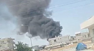 Batman'da şantiye bahçesinde plastik malzemeler yandı