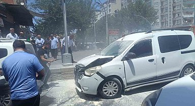Batman'da seyir halindeki araç önce kaza yaptı ardından alev aldı