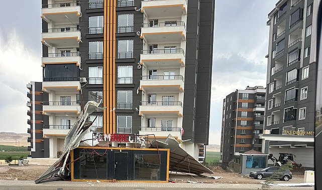 Batman'da şiddetli rüzgar çatı panellerini uçurdu