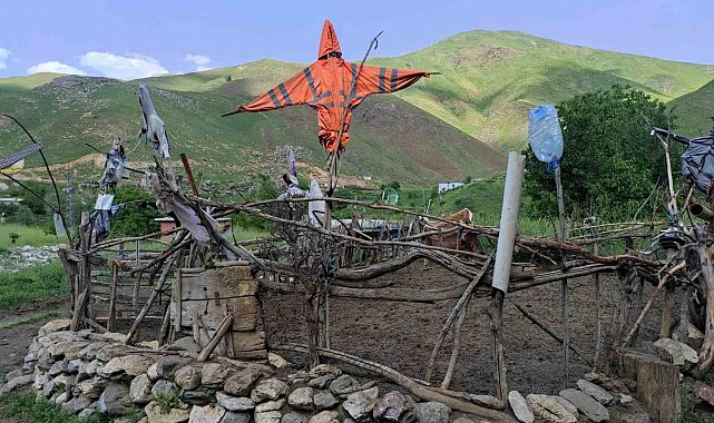 Batmanlı besicileri kurt ve ayı korkusundan hayvanlarını korumak için ağıllara korkuluk asıyor