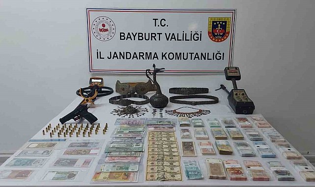 Bayburt merkezli 13 ilde kaçakçılık operasyonu: Tarihi eserler ve sahte paralar ele geçirildi