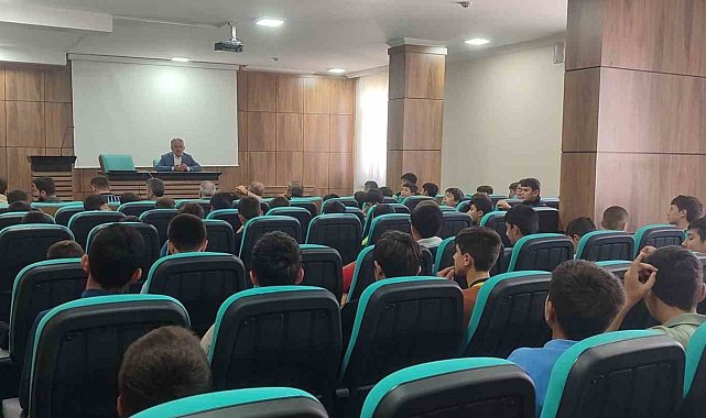 Bayburt'ta hafızlık tespit sınavına girecek öğrencilere yönelik söyleşi düzenlendi