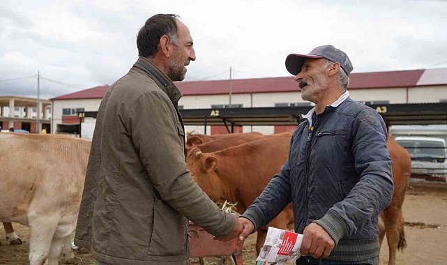 Bayburt'ta kurban pazarlığı renkli ve samimi görüntülere sahne oldu: Fiyatta orta yolu bulunca sarılıp kucaklaştılar