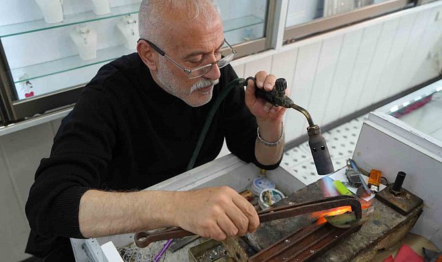 Bayburt'un tek gümüş işleme ustası babasından kalan mesleği çeyrek asrı aşkın zamandır sürdürüyor