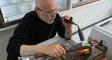 Bayburt'un tek gümüş işleme ustası babasından kalan mesleği çeyrek asrı aşkın zamandır sürdürüyor