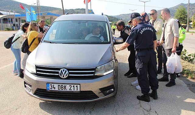 Bayram için yola çıkan sürücülere Amasya çöreği jesti