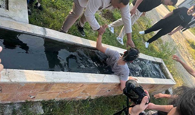 Bayram namazına gelmeyenleri buz gibi suda uyandırıyorlar