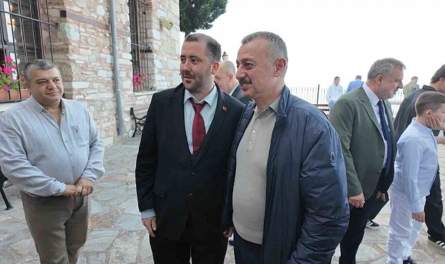 Bayram namazını 693 yıllık ecdat yadigarı camide kılan Büyükakın: "Zulümlerin son bulduğu bayram olsun"