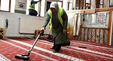 Bayram öncesi manevi temizlik, camilerde gül suyu kokusu