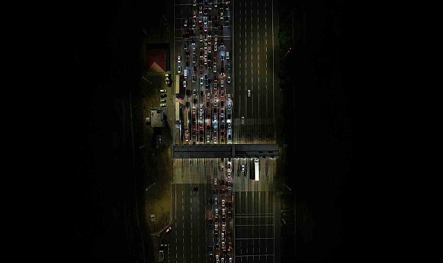 Bayram tatili göçü başladı: Otoyolun kesişim noktasında trafik durdu