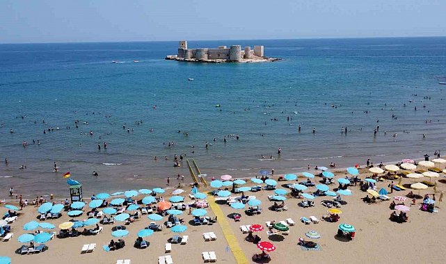 Bayram tatiliyle Kızkalesi'nde deniz keyfi başladı