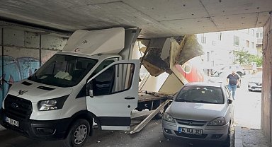 Bayrampaşa'da kamyonet alt geçide sıkıştı