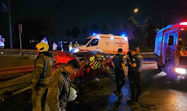 Bayrampaşa'da kontrolden çıkan otomobil bariyerlere saplandı