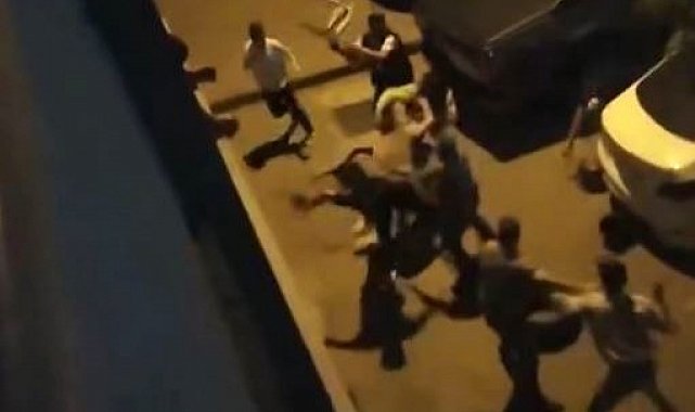 Bayrampaşa'da sandalyelerle birbirlerine öldüresiye saldırdılar: O anlar kamerada