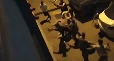 Bayrampaşa'da sandalyelerle birbirlerine öldüresiye saldırdılar: O anlar kamerada