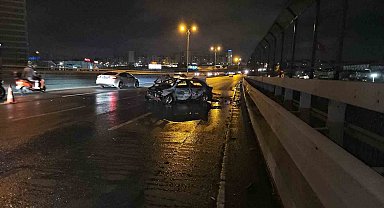 Bayrampaşa'da yayaya çarpmamak için bariyerlere vuran araç alev alev yandı