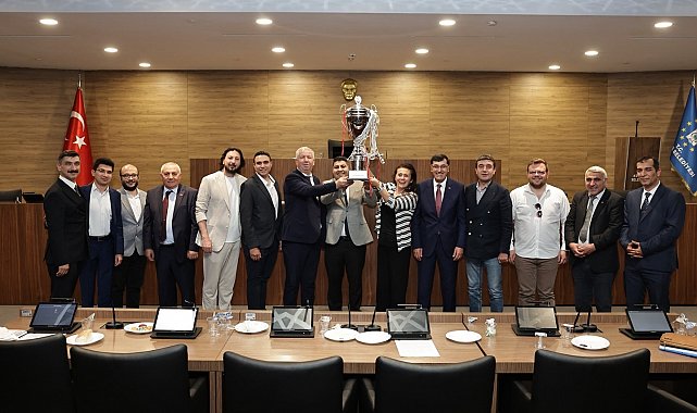 Belediye Meclisi'ne basketbol takımının şampiyonluğun simgesi olan kupa damgası vurdu