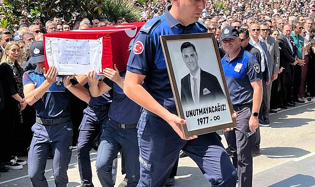 Belediye önünde Başkan Zeyrek'e acı veda