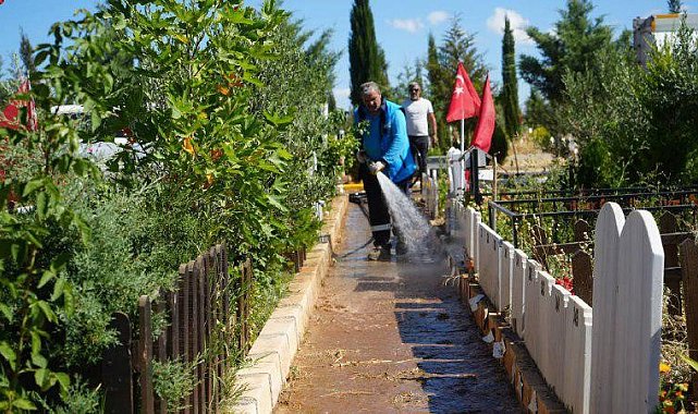 Belediyeden bayram öncesi mezarlıklarda temizlik çalışması