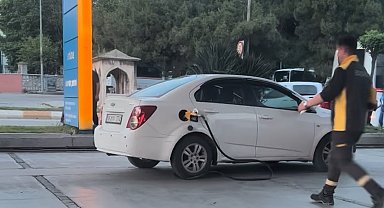 Benzin pompasını aracının üzerinde unutunca, yakıt hortumu koptu